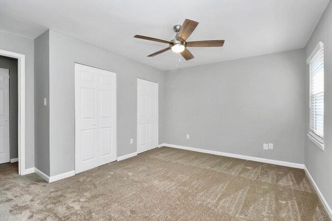 Building Photo - END UNIT 3BD/2.5BA Townhome in Lexington Commons