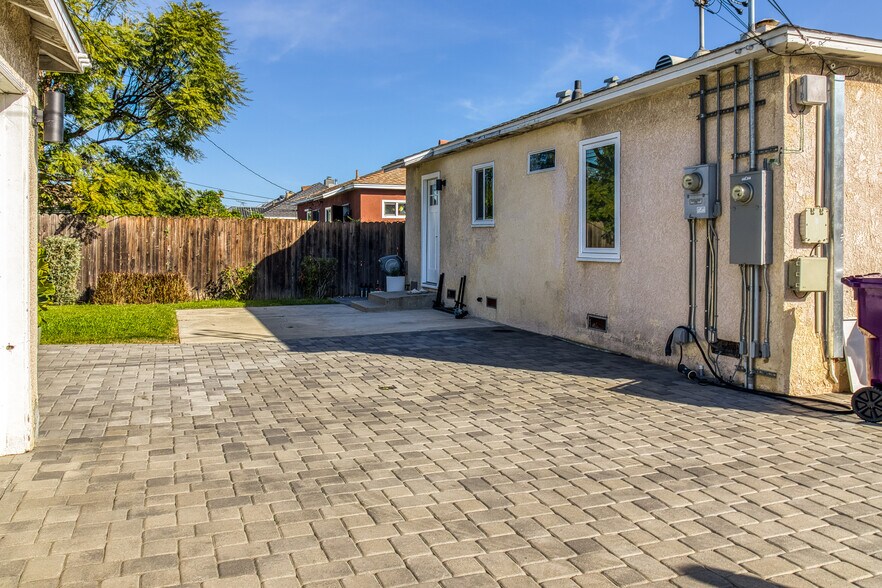 Building Photo - 2331 Belmont Ave