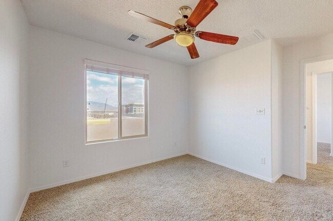 Building Photo - 3 bedroom, 2 1/2 Bath Pulte Ocotillo Model Home