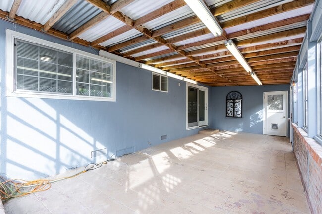 Building Photo - Beautiful & bright 3 bed / 2 Bath San Brun...