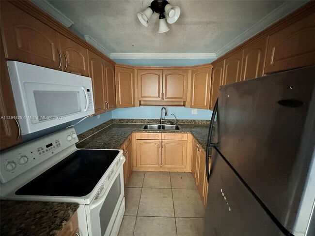 Building Photo - 1815 W 56th St