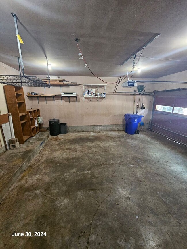Building Photo - PRELEASING for Mid-July 2026! (3) Bed/(1.5) Pet Negotiable!