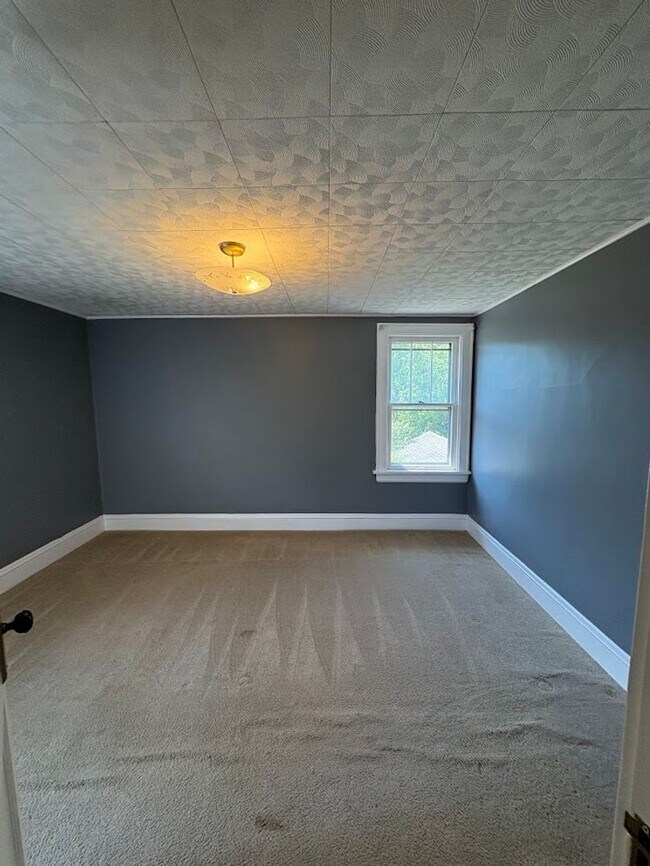 Building Photo - Three bedroom one bathroom home for rent