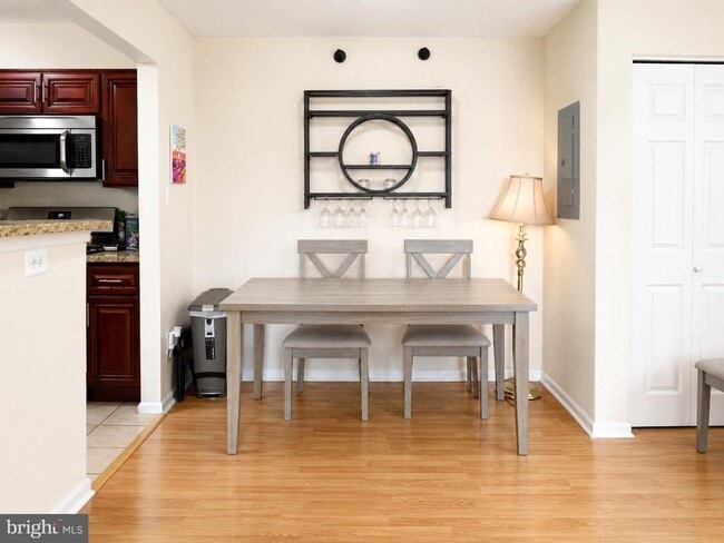 Building Photo - 8951 Town Center Cir