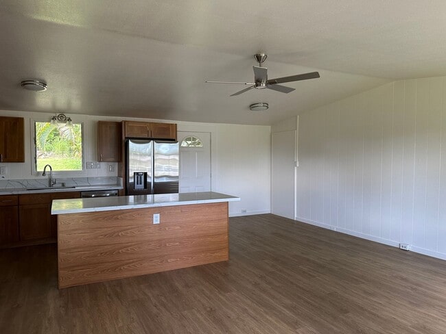 Building Photo - 3BR/2BA House with driveway and parking