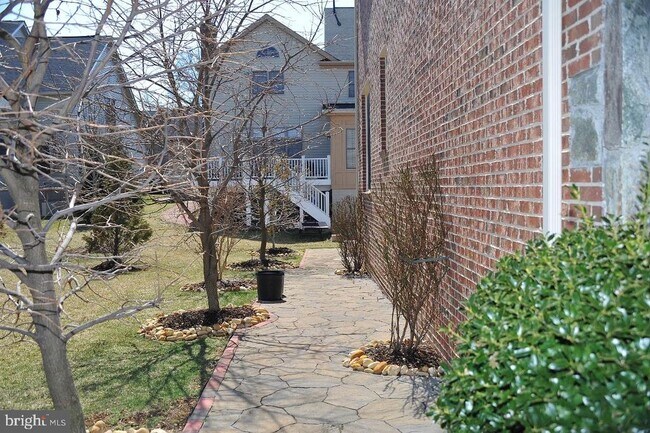 Building Photo - 7582 Venture Dr