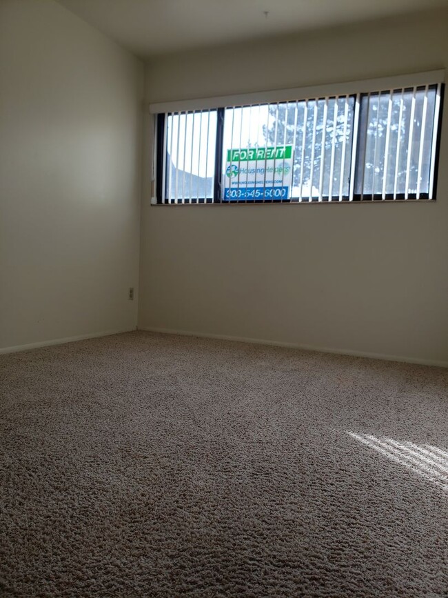 Building Photo - Sunny and Quiet Garden Level 3 bed, 2 bath...