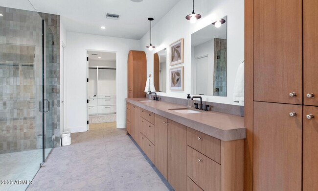 Building Photo - 6039 E Calle Camelia