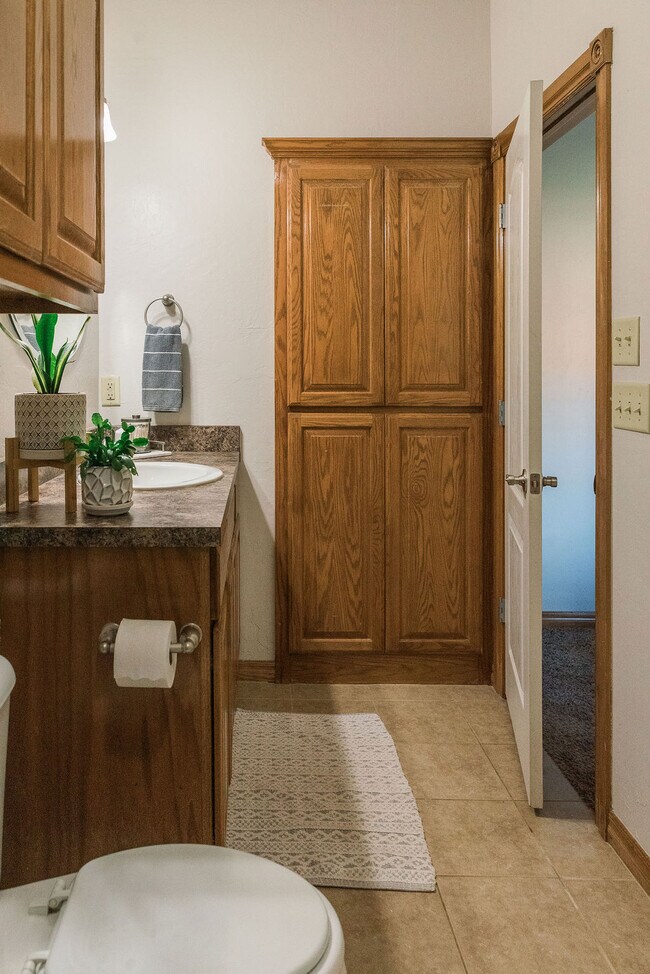 Building Photo - 608 Shady Oak