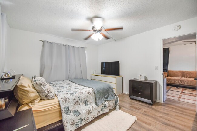 Building Photo - 9851 Sandalfoot Blvd