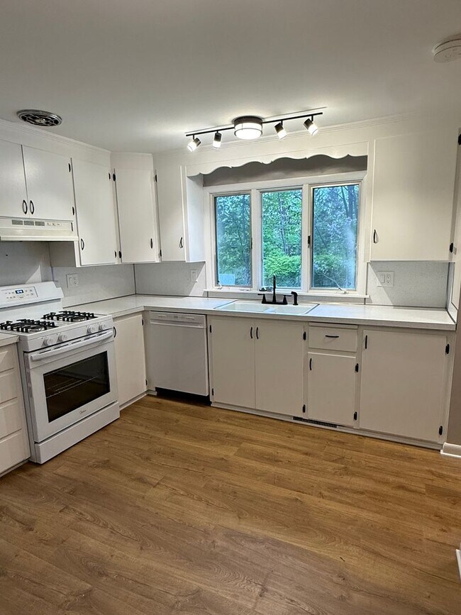 Building Photo - Fully Remodeled 3 bedroom House