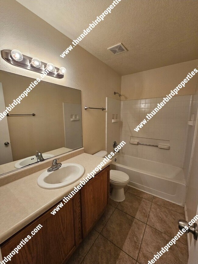 Building Photo - Great location - 4 Bedroom, 2 Bathroom, 2 ...