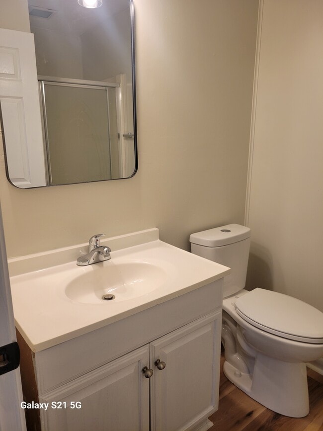 Building Photo - 214 Lakeshire Dr