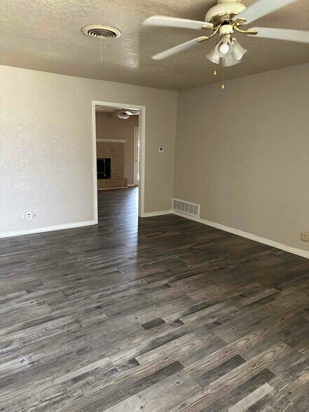 Building Photo - 2118 W Randall Ave