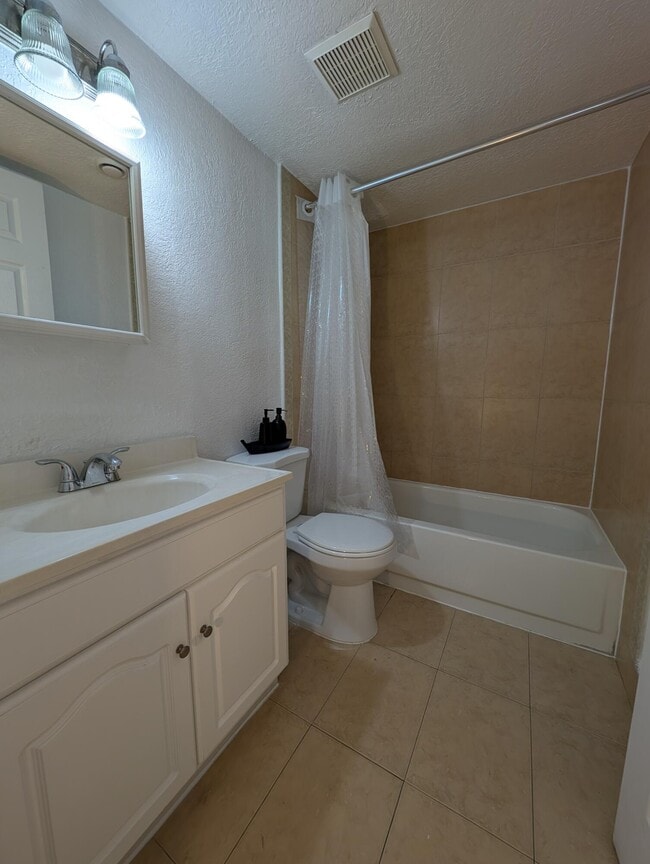 Building Photo - 1720 NW N River Dr