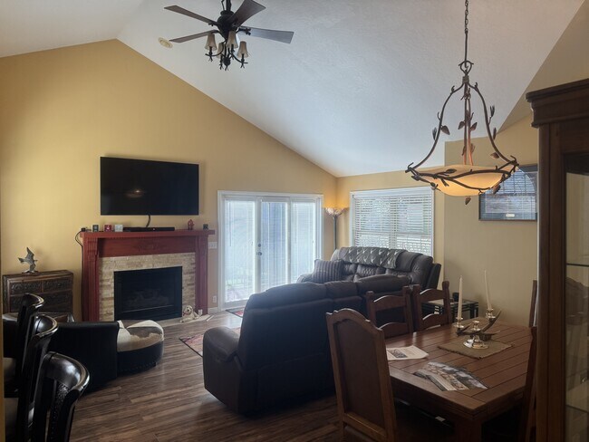 Building Photo - 1004 Uri Ln