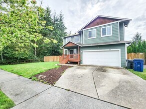 Building Photo - 3 Bedroom Home - Large Yard