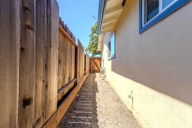 Building Photo - 6522 Maywood Ln