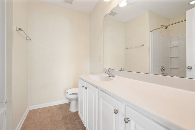 Building Photo - Excellent 2 BR Townhome close to Downtown Raleigh.  Available now!
