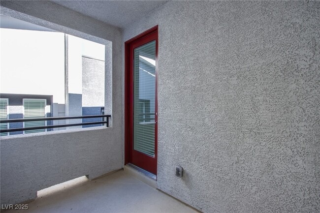 Building Photo - 139 Aqua Cmns