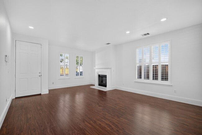 Building Photo - 1901 Bright Willow Cir