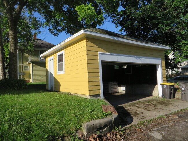 Building Photo - 826 Nuttman Ave