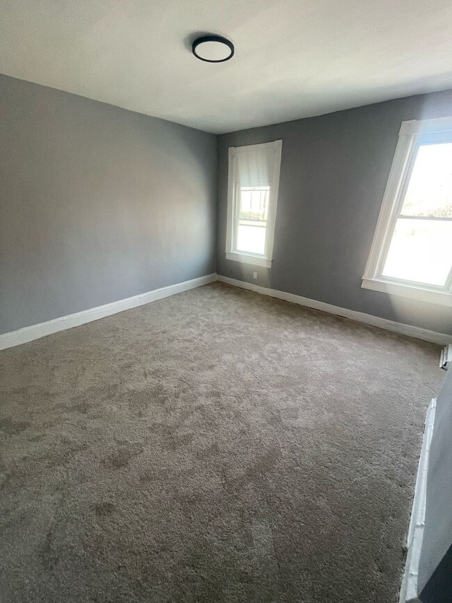 Building Photo - Three Bedroom One Bathroom Ready For ASAP ...