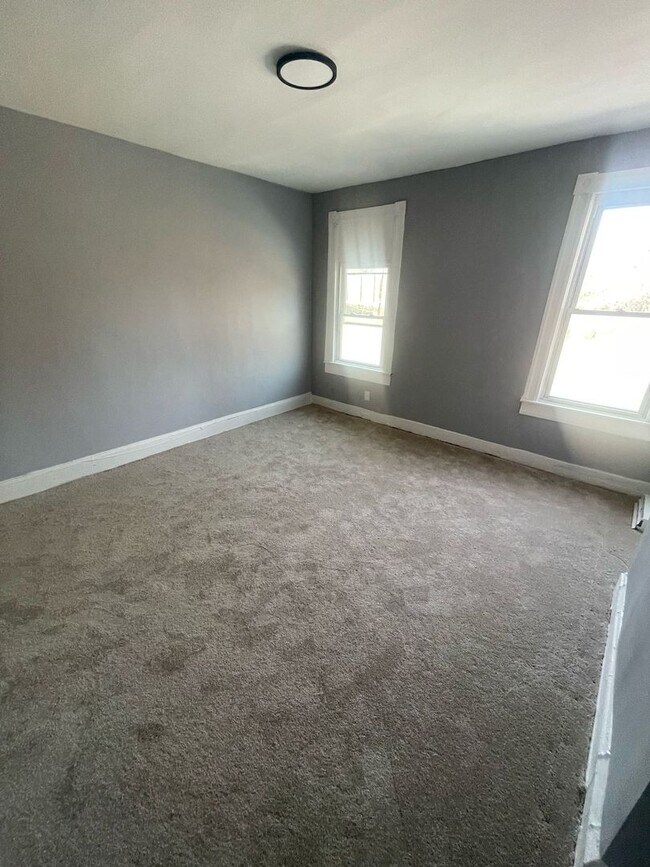 Building Photo - Three Bedroom One Bathroom Ready For ASAP Move In