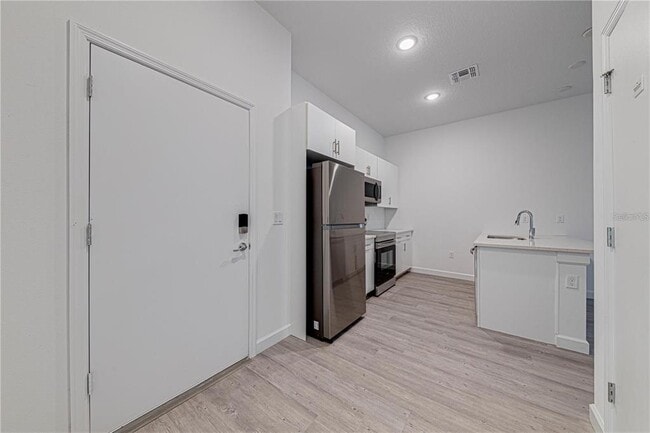 Building Photo - 400 Famagusta Dr