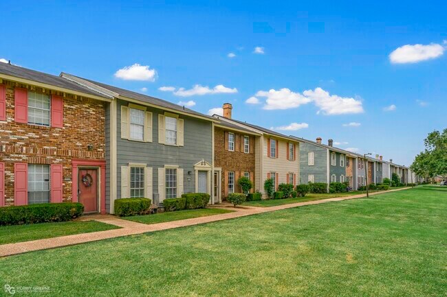 Building Photo - 10133 Saratoga Dr