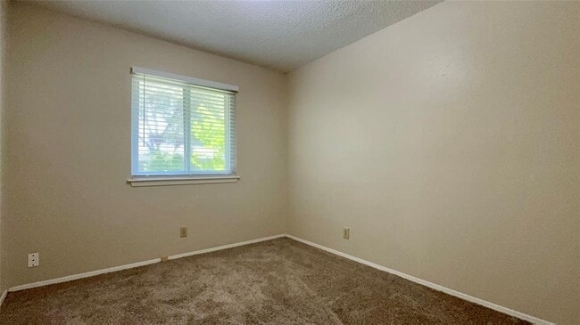 Building Photo - 1213 Kenyon Dr