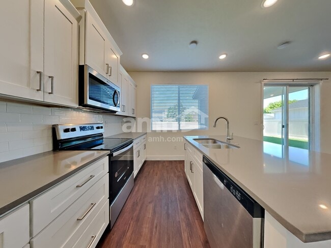 Building Photo - 979 N Nichole Ave