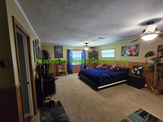 Building Photo - Huge home on acreage with Greenhouse and P...