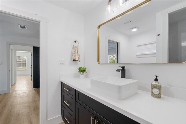 Building Photo - 5219 Cosby St