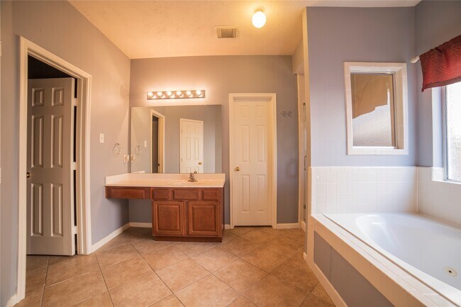 Building Photo - 10035 Magnolia Way