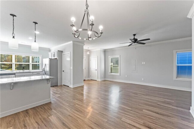 Building Photo - 923 NE Hts Ln