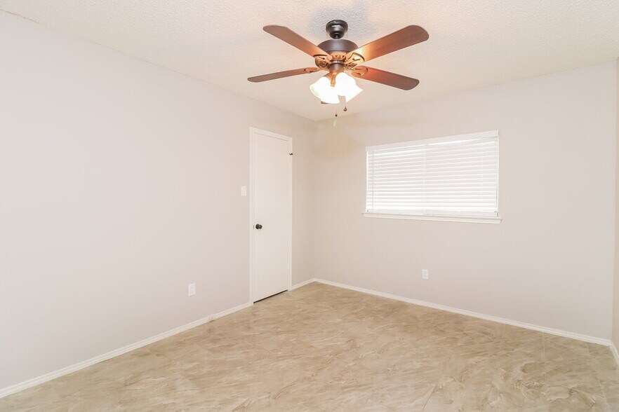 Building Photo - 2301 Fall Ct