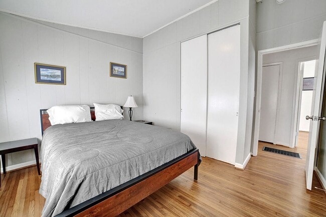 Building Photo - 204 Woodside Dr