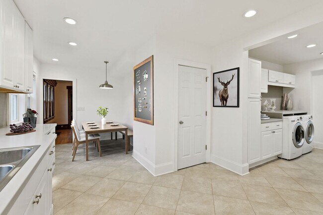 Building Photo - 117 Cedar Lake Road South