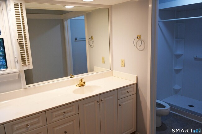 Building Photo - 922 Heritage Vlg