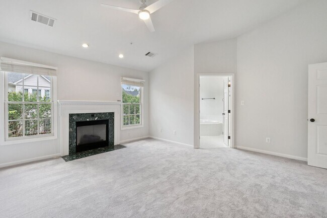 Building Photo - Beautiful 3-level colonial-style town home...