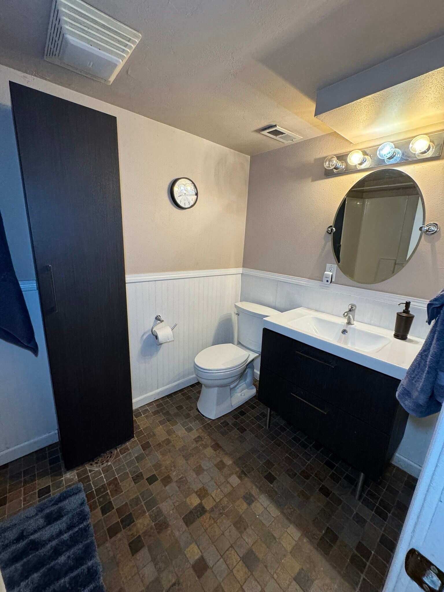 bathroom - 3104 W Wellesley Ave