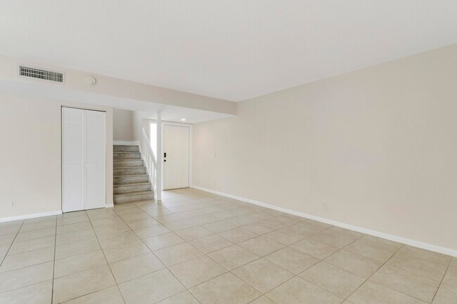Building Photo - 202 Lakewood Dr