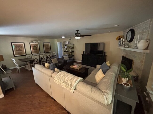 Building Photo - Stockdale Country Club 3 Bedroom Home with Paid Solar, Sunroom, RV Parking, and Ample Storage