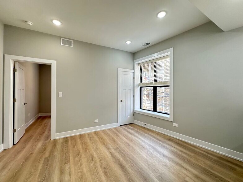Building Photo - 437 W Belden Ave