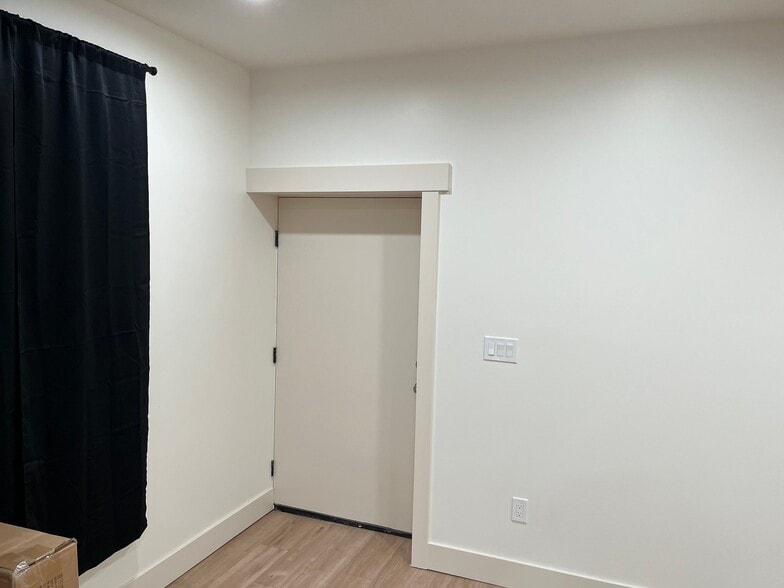 Building Photo - 818 W Mnr Crst Ln