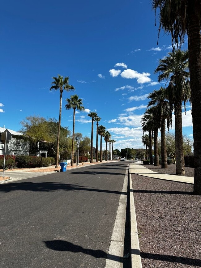 Building Photo - Historic District 2 bed 1 bath & Large Storage Unit near Friendship Garden of PHX