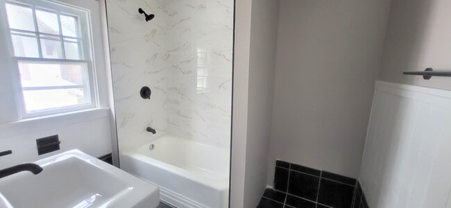 Building Photo - 2008 N Anthony Blvd