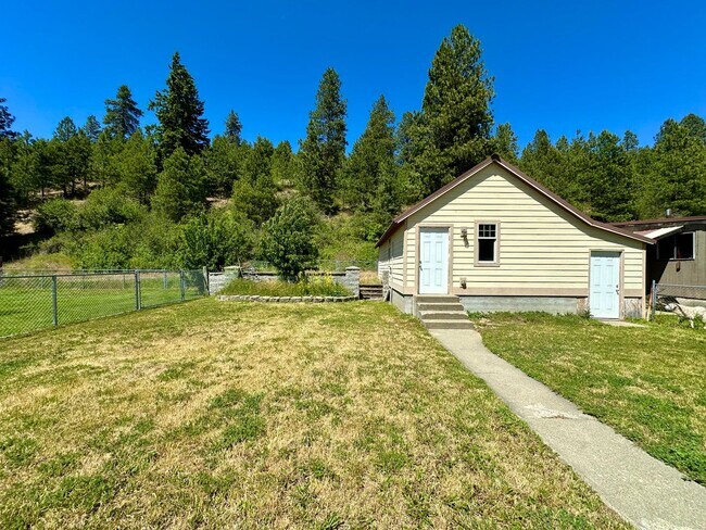 Building Photo - Come Experience the Charm of Cle Elum