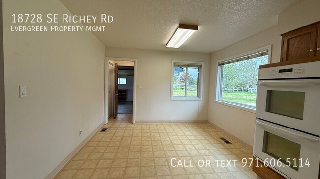Building Photo - 18728 SE Richey Rd